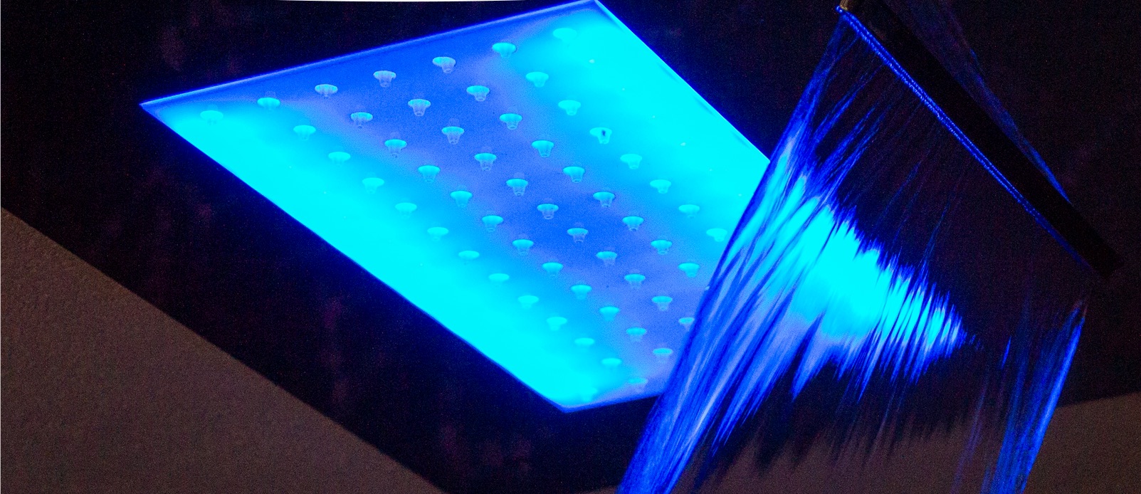 Doccia emozionale con cromoterapia e getti d'acqua illuminati di blu